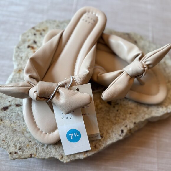 NWT Tan Top-Knot MUST Have Flip Flop Flats Sz. 7.5 - Picture 1 of 4